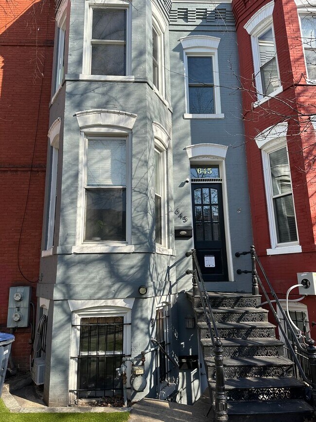 Building Photo - 2 Bedroom 1.5 Bath Condo in Shaw Neighborhood, Backyard, Recently Renovated, Fabulous Modern Feat...