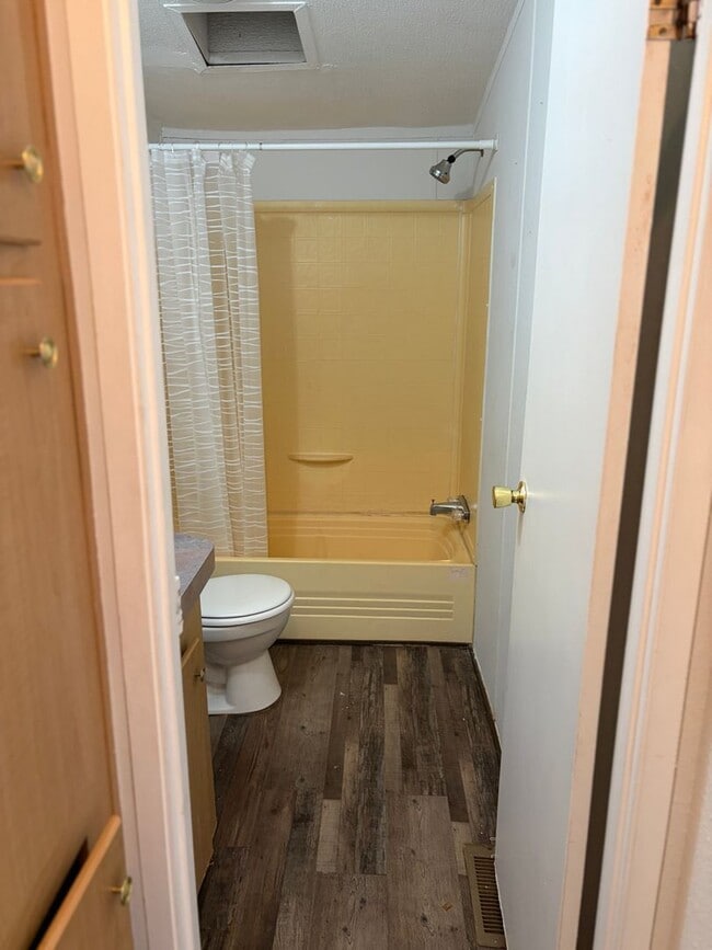 Building Photo - Trailer house; 3 bed 2 bath
