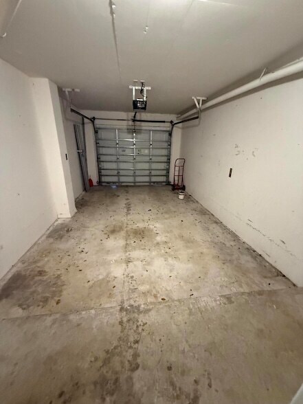 Building Photo - 1100 Crestwood Ct S