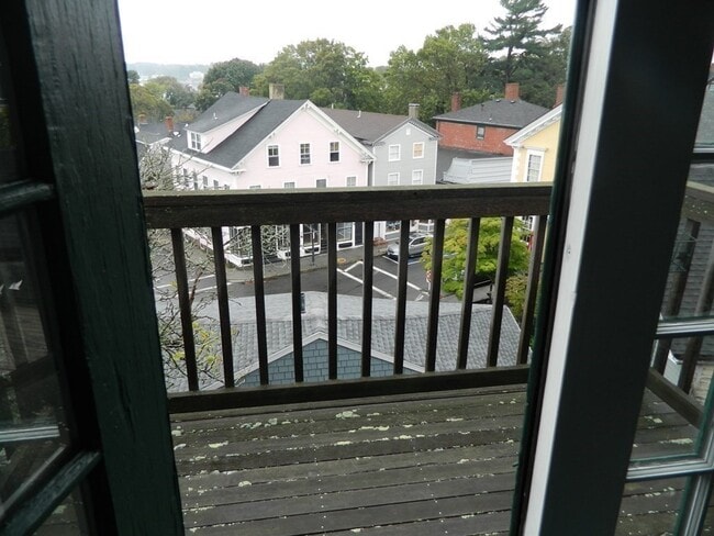 Building Photo - 20 Mechanic St