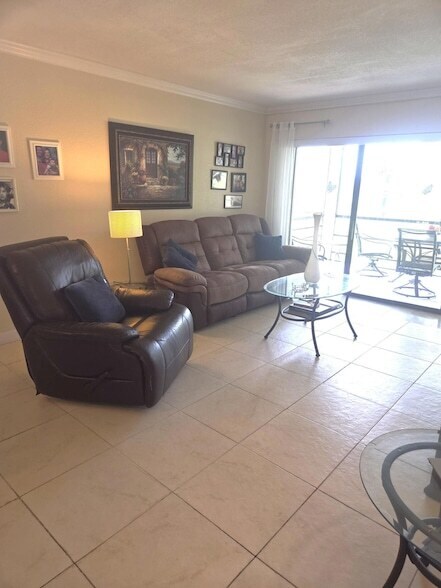 Building Photo - 5715 Fairway Park Dr