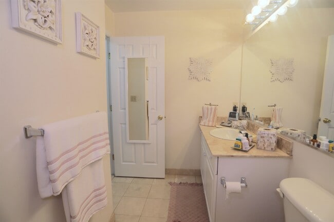 Building Photo - 915 Madison St