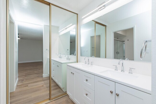 Building Photo - 2607 E Larkspur Dr