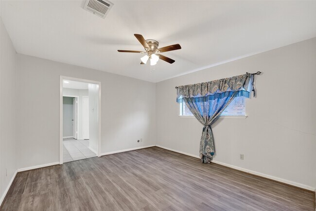 Building Photo - 10706 Sagebluff Dr