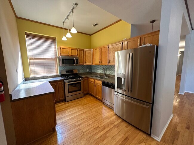 Building Photo - 4837 S Prairie Ave