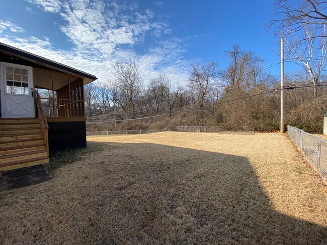 Building Photo - Charming 3 Bedroom with Great Yard