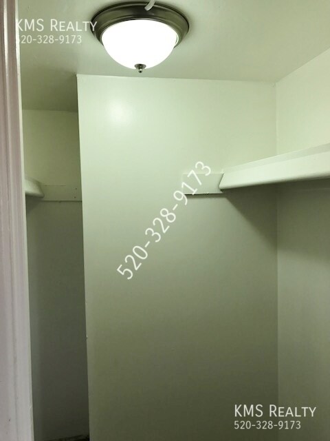 Building Photo - 4 bedroom 2 baths Town house - Drexel Road...
