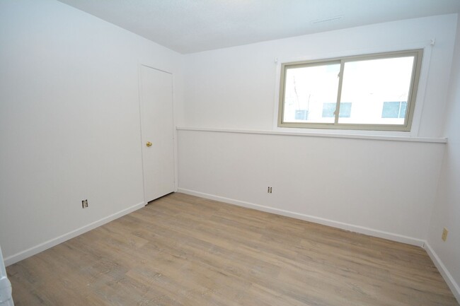 Building Photo - Beautiful Updated 2 Bedroom Available For ...