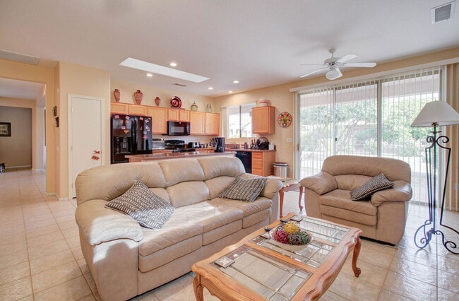 Building Photo - 15567 W Coral Pointe Dr
