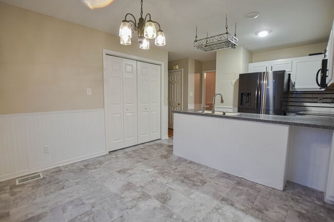 Building Photo - Pet Friendly Four Bedroom!