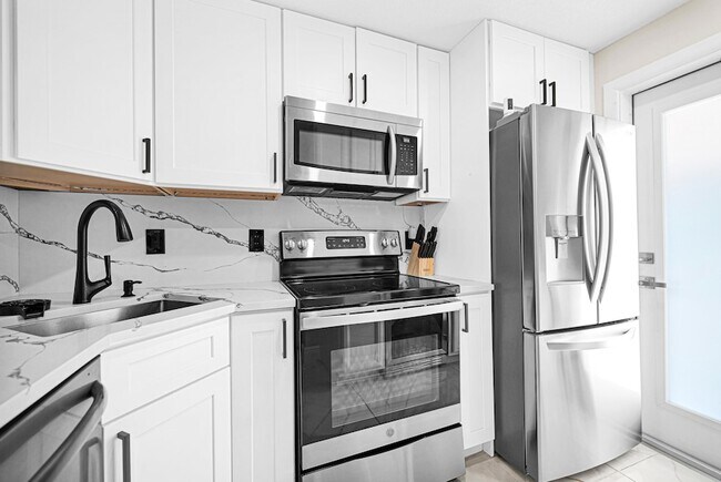 Building Photo - 400 SE 10th St