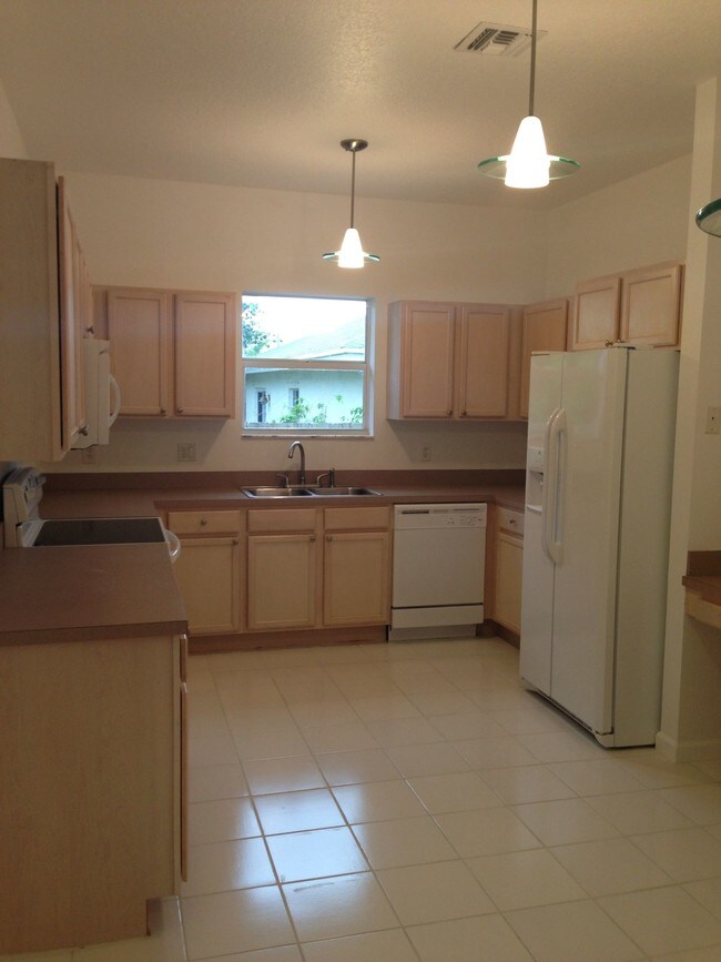 Building Photo - 1731 Lavue Ave