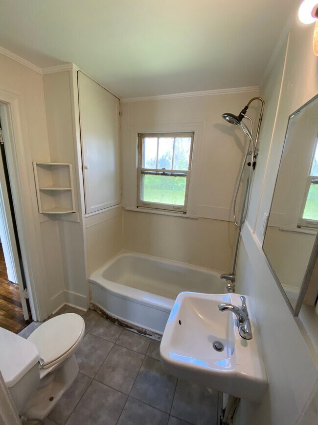 Building Photo - One Bedroom House in Woodycrest