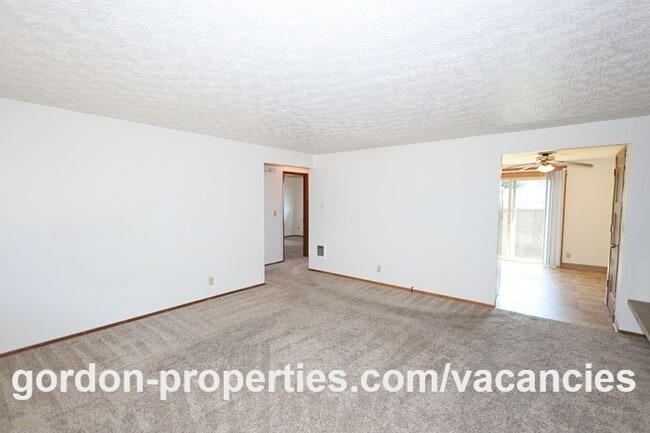 Building Photo - SE Cedar Ave - Single level 2 bedroom unit in duplex