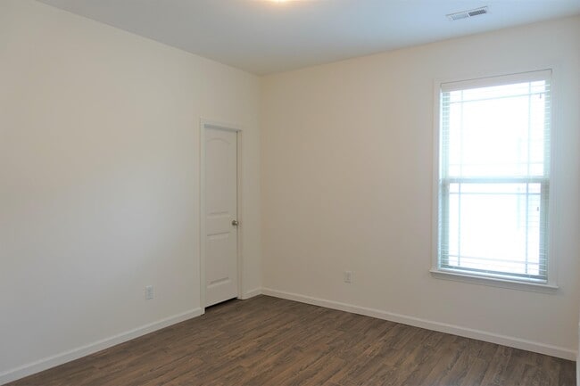 Building Photo - 176 Bur Oak Dr