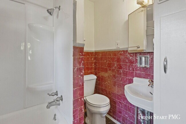 Building Photo - Inviting 1-Bedroom Unit with Natural Light...