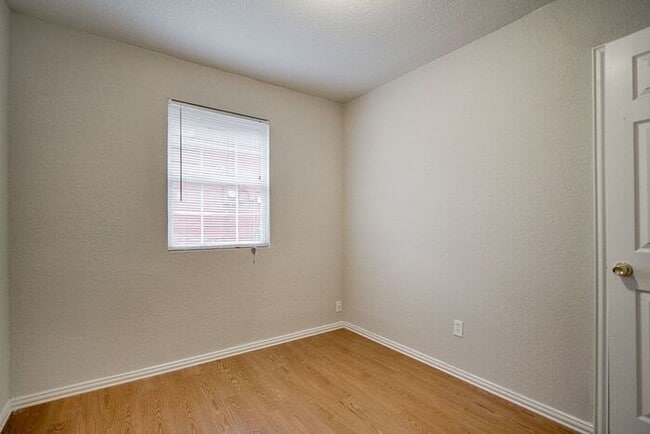 Building Photo - No Application Fees* $500 off 1st months r...