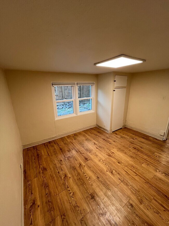 Building Photo - Charming 2-Bed/1-Bath Basement Apartment -...