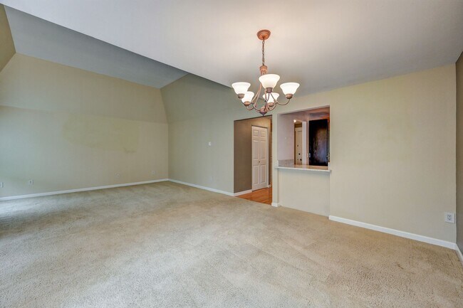 Building Photo - Cozy Condo, Smack-dab in the Middle of Bellevue