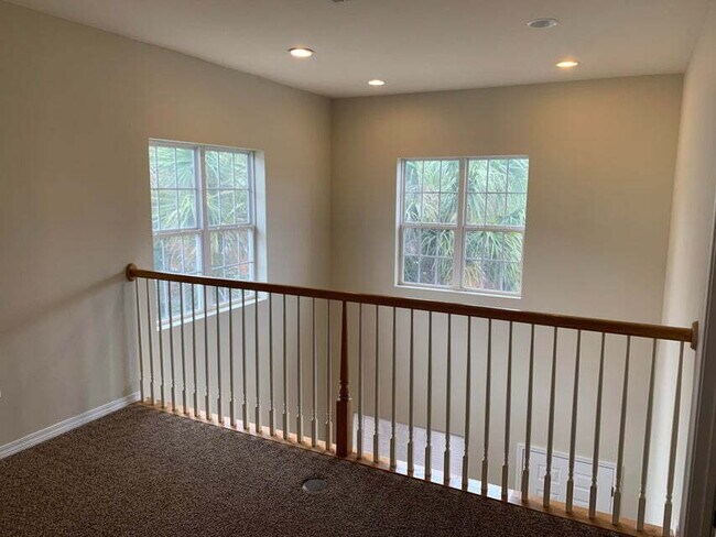 Building Photo - "Spacious 4-Bed Townhouse in Fort Walton B...