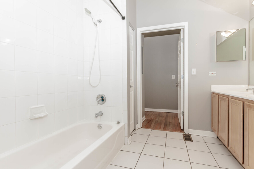 Bathroom - 1443 W Fillmore St