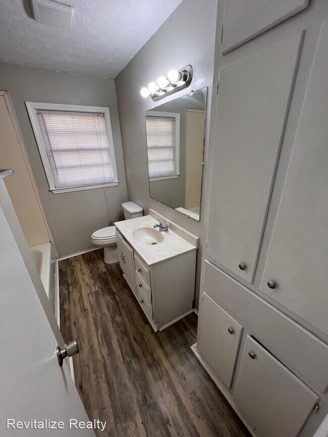 Building Photo - 3 br, 1 bath House - 1208 Castlewood Dr