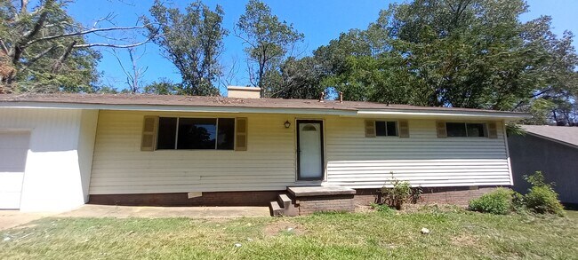 Primary Photo - 306 N Southland Dr