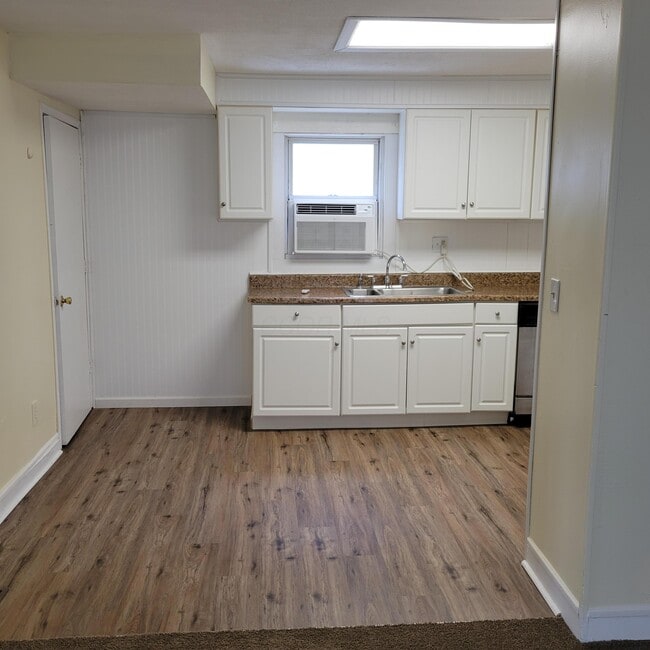 Building Photo - 438 S Powell Ave