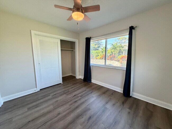 Building Photo - 1615 Crest Dr