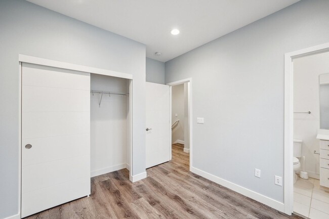 Building Photo - 3 Bedroom Townhome in Oakland