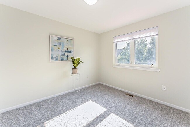 Building Photo - 2400 Rockport Ct