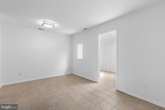 Building Photo - 12 Ardsley Ct