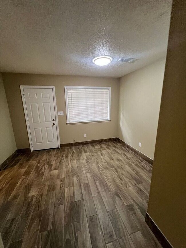 Building Photo - Cozy 2 bedroom 1 bath ranch duplex NOW AVAILABLE!