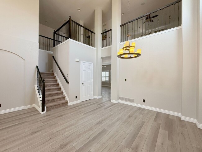 Building Photo - Rare Mountain View Gem for Rent in Erie!