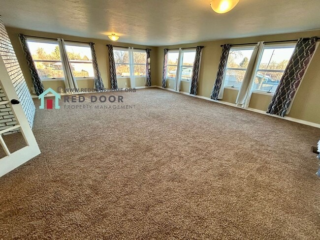 Building Photo - Modern 2 Bed / 1 Bath Duplex | Prime Great Falls Location |