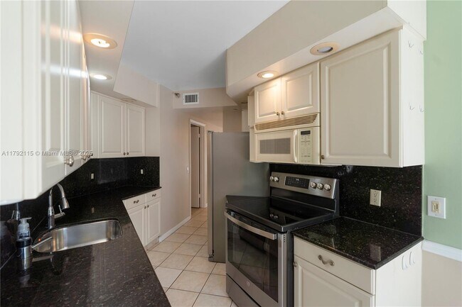 Building Photo - 3610 Yacht Club Dr