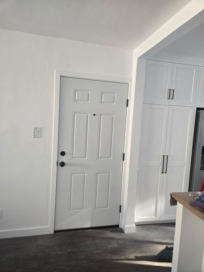 Building Photo - 4126 W Toluca Lake Ave