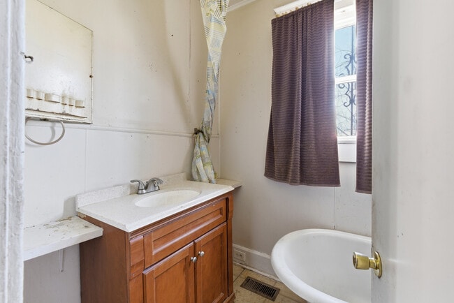 Building Photo - 3332 Walnut Ave SW