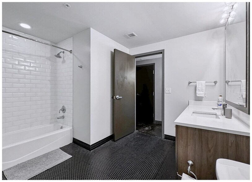 Building Photo - 555 Evergreen St