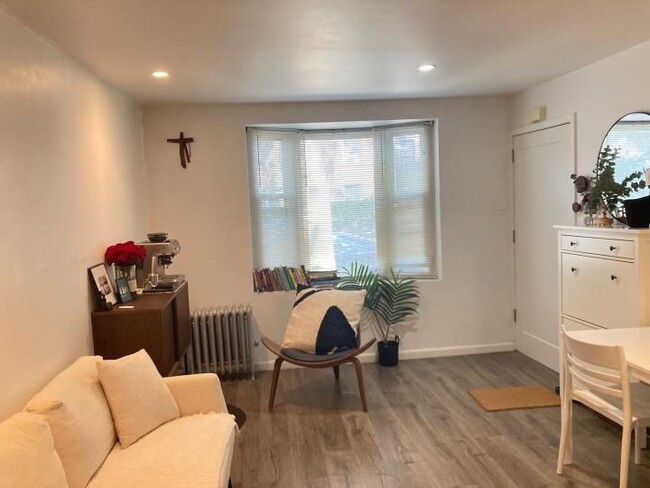 Building Photo - 2 bedroom in SUNNYSIDE NY 11104