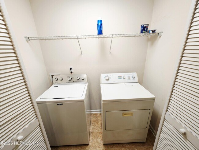 Building Photo - 6844 Misty View Dr