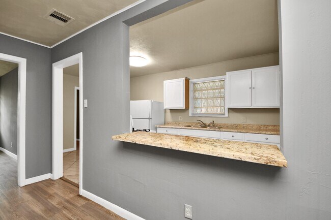 Building Photo - 3214 Tuam St