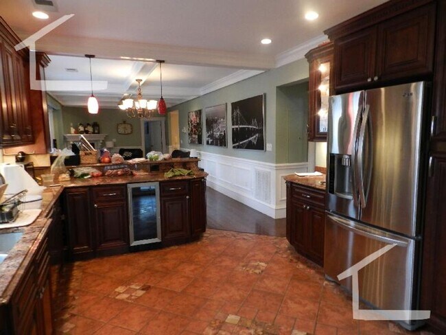 Building Photo - No Brokers Fee, No Security Deposit, In Unit Washer/Dryer, Pets friendly, Parking Included, Centr...