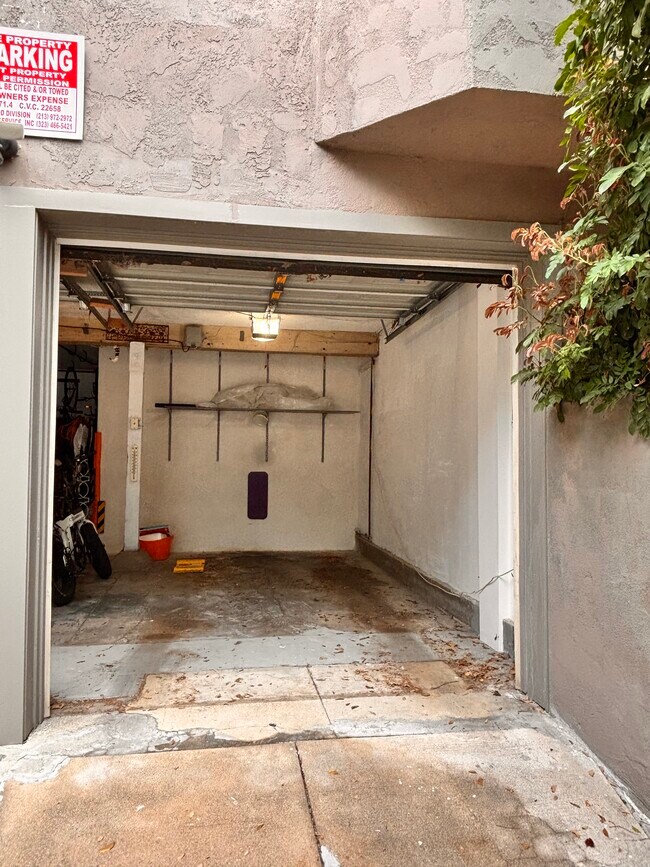 Building Photo - 1217 N Curson Ave