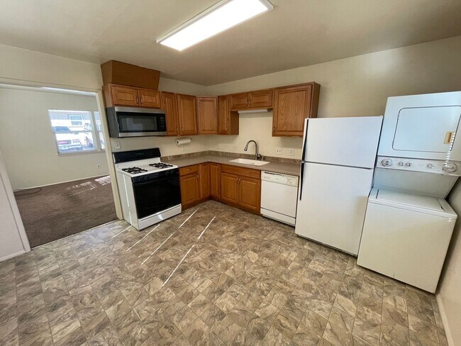 Primary Photo - Cozy 2 BR 1 BA Home in Midtown!