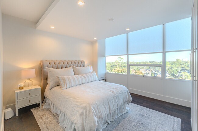 Building Photo - 2701 Westheimer Rd