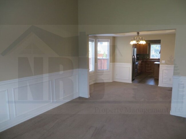 Building Photo - Gorgeous 4 bedroom House in a highly desir...