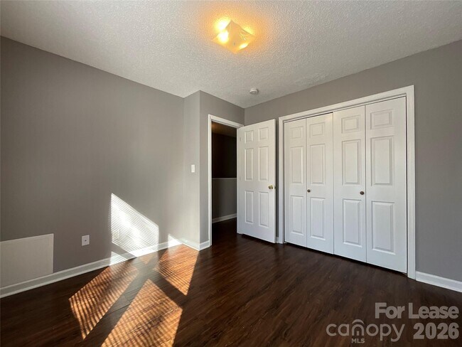 Building Photo - 1520 N Main Ave