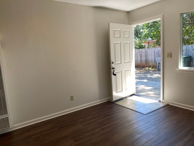 Building Photo - Convenient location, washer/dryer included