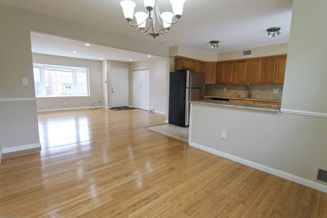 Building Photo - 617 Renz St